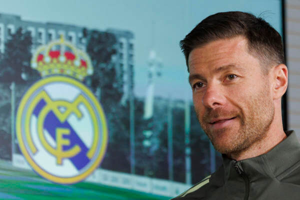 Xabi Alonso comprende la decisión de parar de Araujo: “No son máquinas”