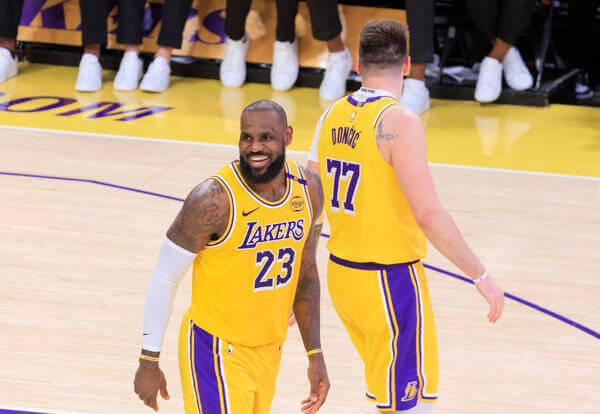 Doncic y LeBron se dan un festín, OKC arrasa y los Nuggets alcanzan a los Spurs