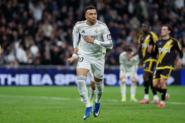 Mbappé calma los nervios en el minuto 100