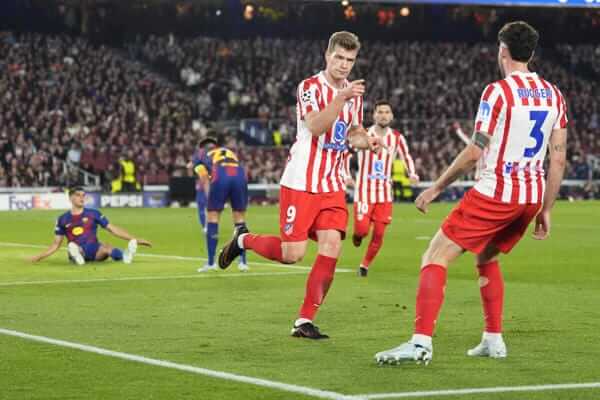 El Atlético conquista el Camp Nou y otea las semifinales