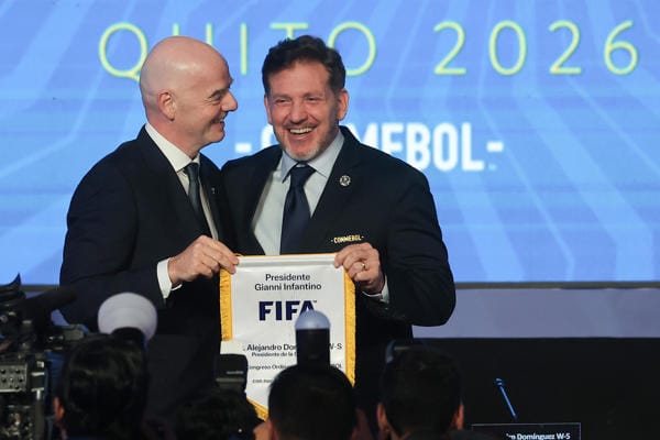La Conmebol le pide a Infantino que acepte una nueva candidatura para presidir la FIFA
